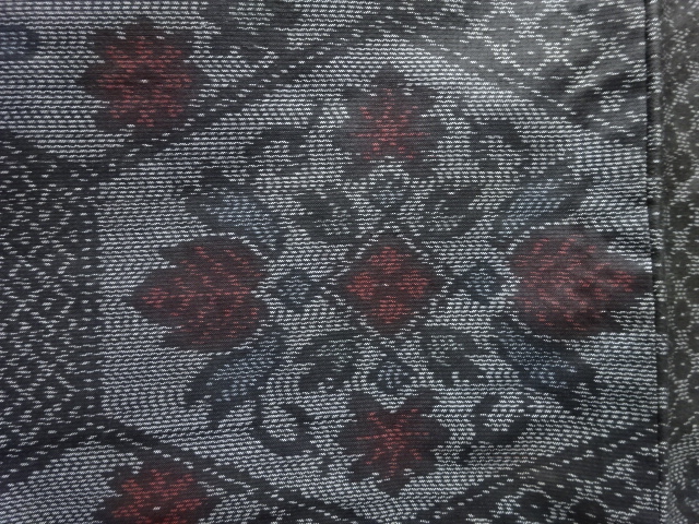 アンティーク　亀甲に抽象花模様織出し本場泥大島紬着物